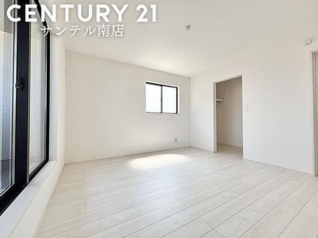 主寝室にいかがでしょうか♪日当たり、風通し良好です(^^♪WICも完備しております!