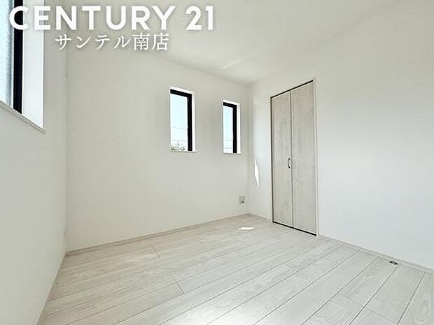 子供部屋にいかがでしょうか♪日当たり、風通し良好です(^^♪クローゼットも完備しております!