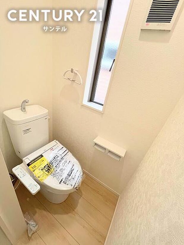 トイレは2箇所ございます。朝の込み合う時間帯でも安心です。