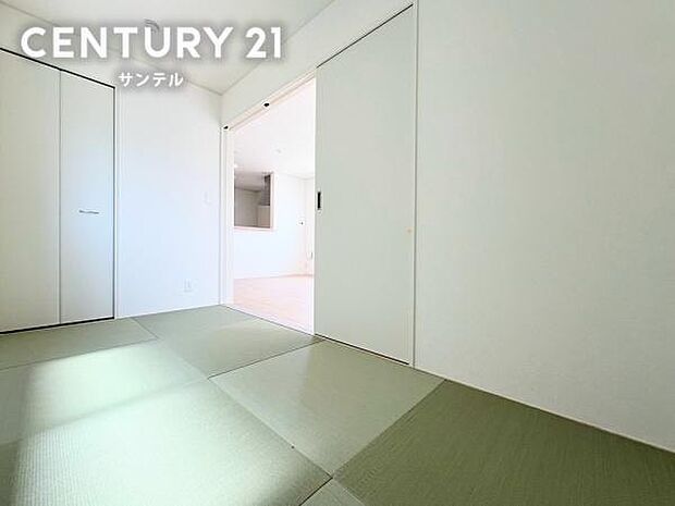 4帖の和室です。リビング横に和室があることで、和と洋の雰囲気を味わえ、素敵な空間を演出できます。お子様の遊び部屋や客間としても利用できます♪