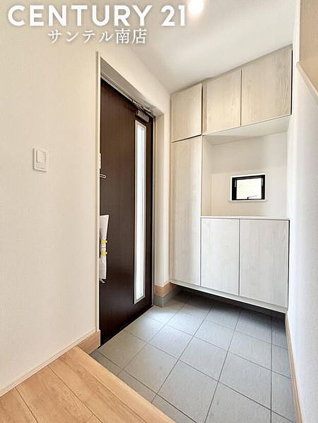 明るい玄関(^^♪容量にも余裕のあるシューズインクローゼットがあるので、アウトドア用品やお子さんのあもちゃ部活道具もすっきり収納できますね♪