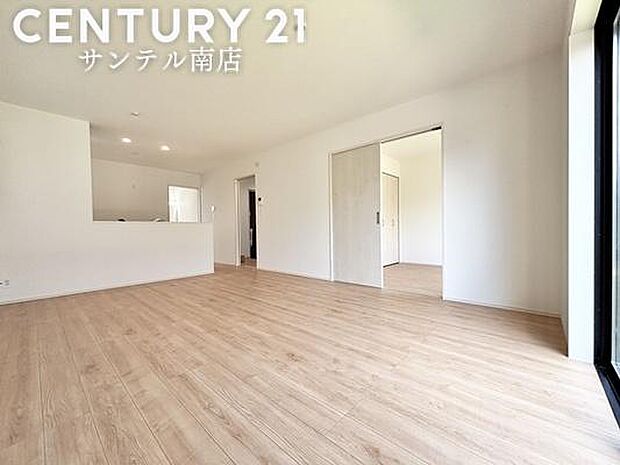 明るく、落ち着きのあるリビング♪ダイニングスペースも含めて約16帖のゆとりのあるスペースで、ご家族でお食事や団らんしたり、ゆったりとしたご家族の時間を過ごせます♪