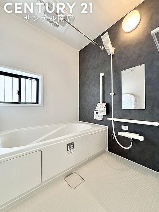 1日の疲れもゆっくり取ることのできる広々としたユニットバス♪浴室乾燥、涼風、暖房、換気システムが付いておりますので、快適なバスタイムを過ごせます♪