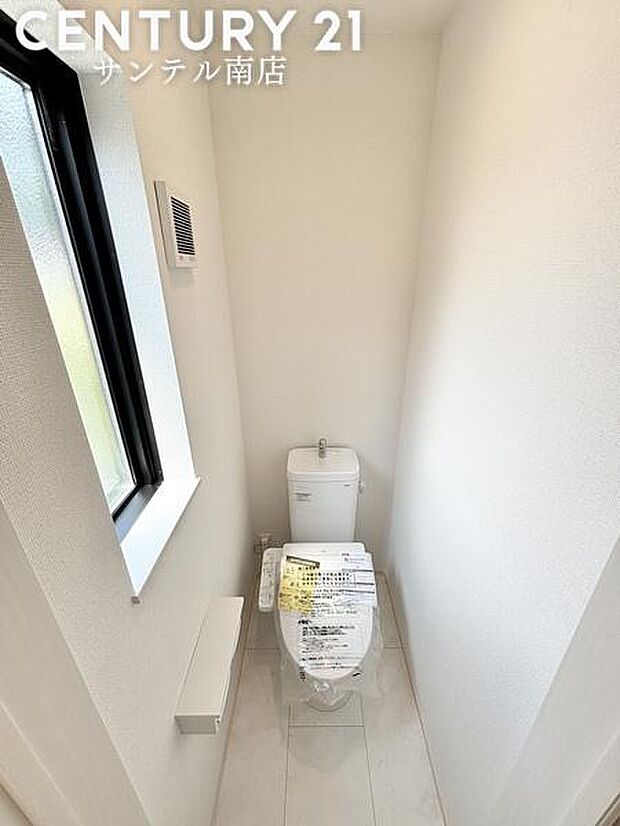 換気できる小窓付きのトイレです！温水洗浄暖房便座でございます(^^♪