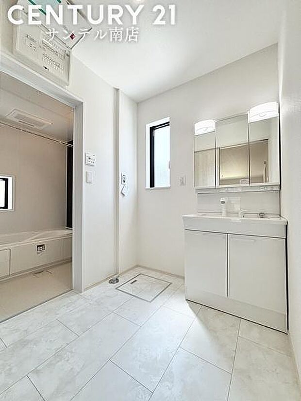 広々洗面脱衣所♪洗面化粧台は収納付きの大きな鏡が付いています♪朝のお忙しい時間帯でも三面鏡の洗面台ならお出かけ前のご準備も手助けしてくれること間違いなし♪