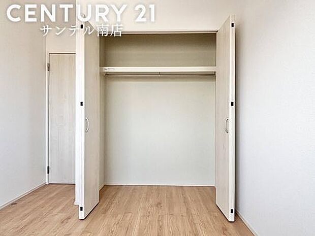 洋室のクローゼットです！ご家族様、皆様の洋服などを整理しやすい仕様の収納です。