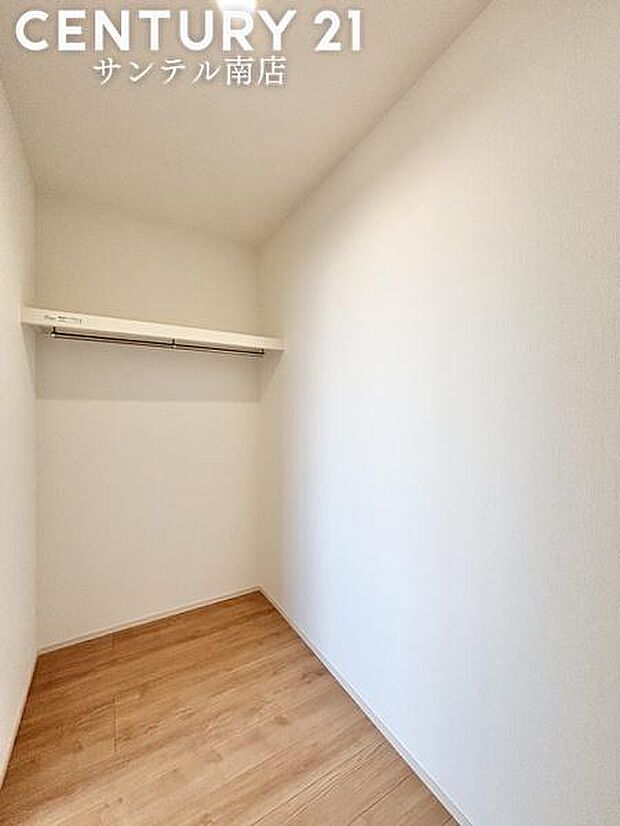 洋室のウォークインクローゼットです！荷物の多い子育て世帯も安心の収納力です(^^♪