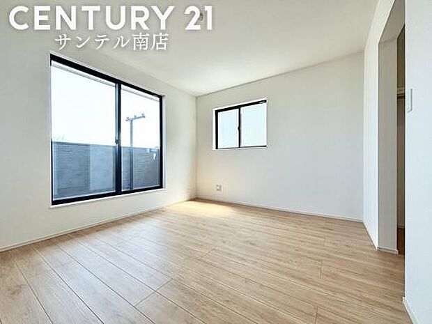 主寝室にいかがでしょうか♪日当たり、風通し良好です(^^♪クローゼットも完備しております！