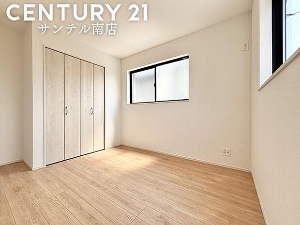 洋室には便利な大容量のクローゼットを設置。普段使いの衣類から季節物まで、しっかり収納できます。