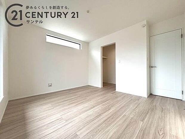 主寝室にいかがでしょうか♪バルコニーと繋がる洋室の為、明るく開放感があります。ウォークインクローゼット付きで、お部屋を広く使う事ができます。