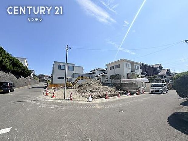 前面道路から撮影した現地写真です♪