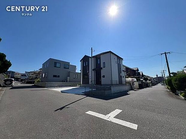 前面道路から撮影した現地写真です♪
