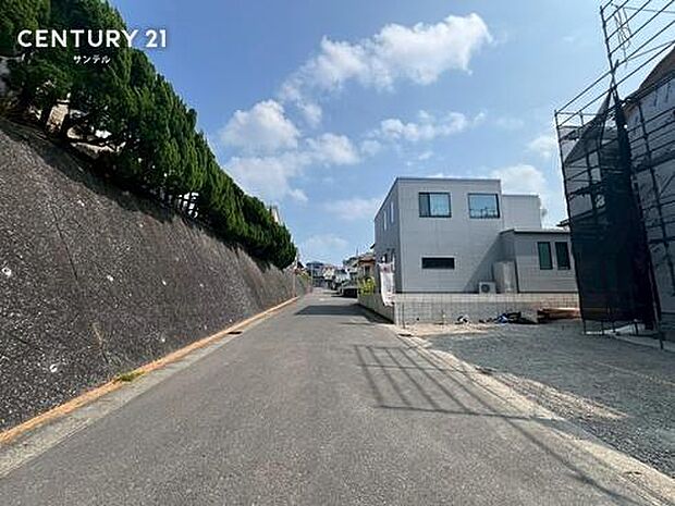 前面道路から撮影した現地写真です♪
