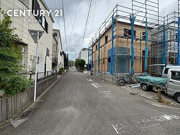 前面道路から撮影した現地写真です♪