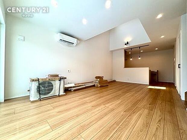 天井を高く設計した開放的なリビング空間。縦方向への心地よい広がりが部屋全体をさらに広く明るく見せ、柔らかな木目の床と白壁に包まれながら、家族みんなでゆったりとリラックスした時間を過ごせます。