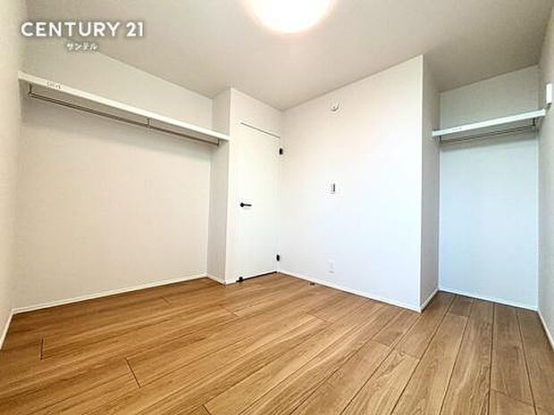 壁面に大小2種類の扉なし収納を完備。オン用とオフ用の衣類を分けたり、ご夫婦やご兄弟でスペースを使い分けたりとスマートに整理整頓できます。ハンガーのままサッと掛けられて出し入れもスムーズです。
