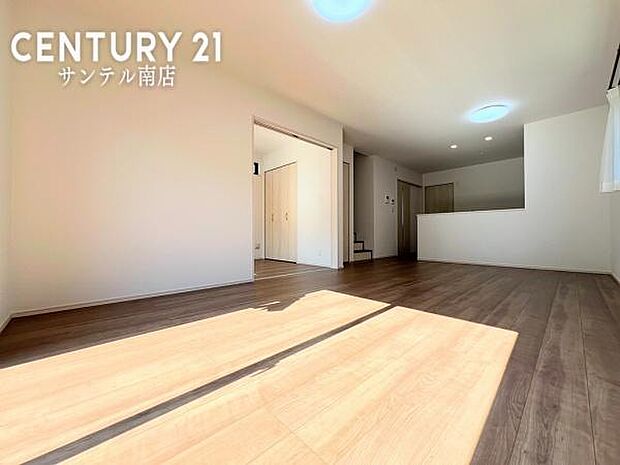 明るく、落ち着きのあるリビング♪ダイニングスペースも含めてゆとりのあるスペースで、ご家族でお食事や団らんしたり、ゆったりとしたご家族の時間を過ごせます♪