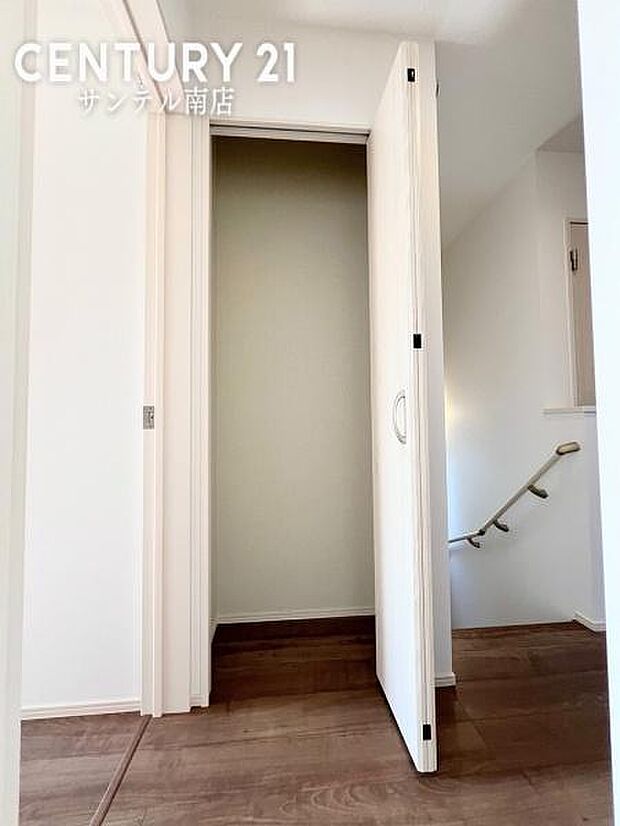 廊下の収納です。普段使わないものや掃除道具の収納にぴったりですね♪