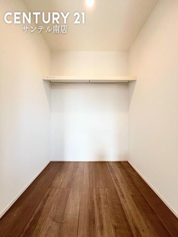 容量に余裕のあるウォークインクローゼットです！お子様のお洋服などを入れても十分な収納量♪