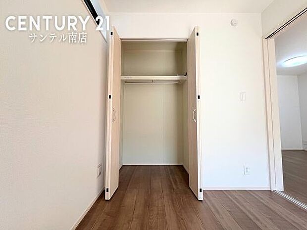 洋室のクローゼットです！ご家族様、皆様の洋服などを整理しやすい仕様の収納です。