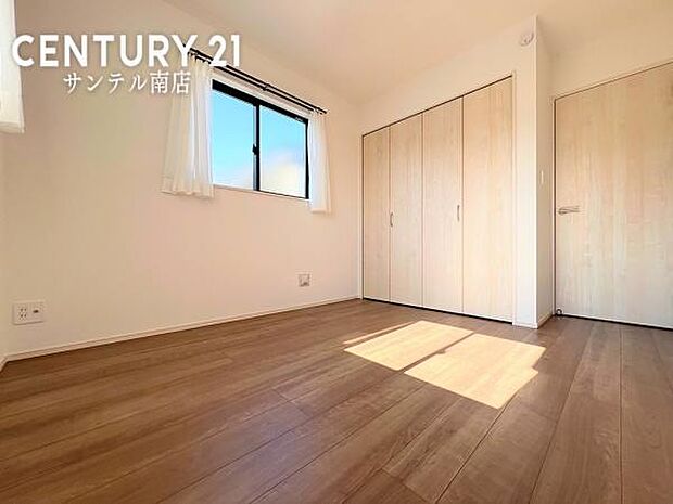 余裕のある洋室です！クローゼット収納も完備しております！