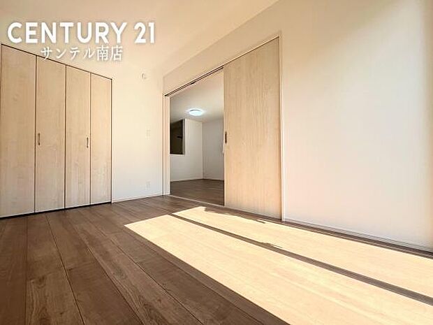 リビング横の洋室です！日当たり、風通し良好です(^^♪クローゼット収納も完備しております！