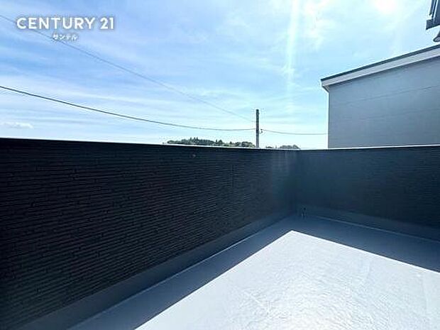 ぽかぽかした天気の良い日はバルコニーで洗濯物を外で干すことが出来ます♪