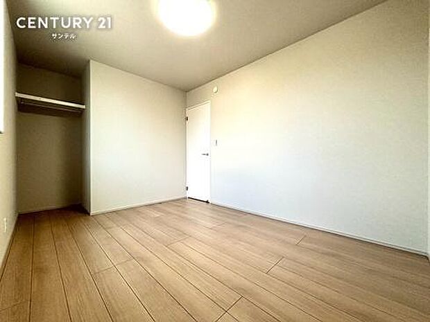 窓からの爽やかな採光が室内を優しく包み込むクリーンな一室。シーリングライトが最初から設置されているため、お引越し当日から明るく快適に過ごせます。木の温もりを感じるナチュラルな内装デザインです。
