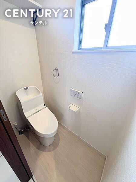 トイレが2か所ございます。白を基調としたクリーンな内装で、毎日使う場所だからこそ、気持ちよく過ごせる空間に仕上げました。