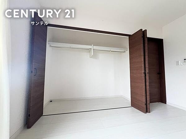 8帖洋室のクローゼットです♪丈の長いコートやお子様の制服、スーツなど収納でき、お洋服選びが楽しくなりますね♪