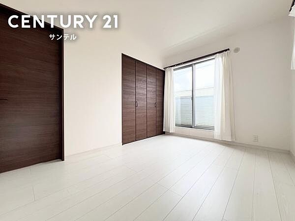 6帖の洋室です♪しっかり日が差し込みますので気持ちの良い目覚めができる素敵な洋室になります♪クローゼットが付いております♪