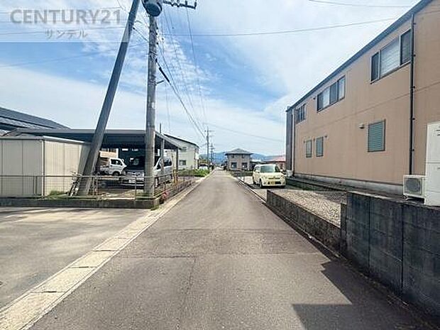 西側前面道路です。