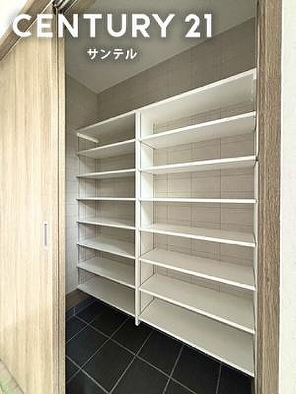 大容量のクロークでありながら、引き戸を閉めるだけで生活感をスマートに目隠し。上品な木目調の扉とシックな黒タイル床が調和したモダンな佇まいで、いつでもお洒落で洗練された玄関スペースをキープできます。