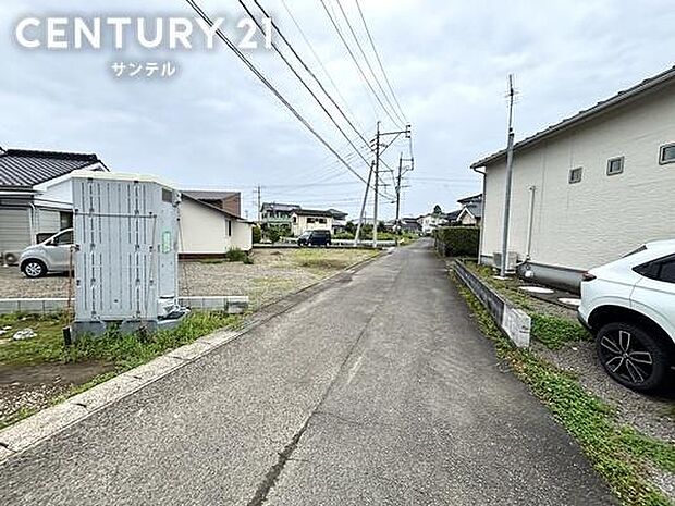 東側の前面道路の写真です♪