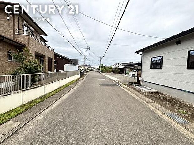 南側の前面道路から撮影した現地写真です♪