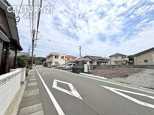 前面道路から撮影した現地写真です♪