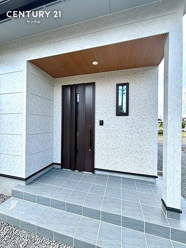 シックでおしゃれな玄関前の雰囲気♪