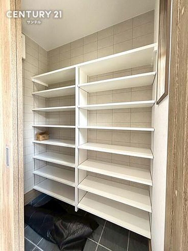 大容量のクロークでありながら、引き戸を閉めるだけで生活感をスマートに目隠し。上品な木目調の扉とシックな黒タイル床が調和したモダンな佇まいで、いつでもお洒落で洗練された玄関スペースをキープできます。
