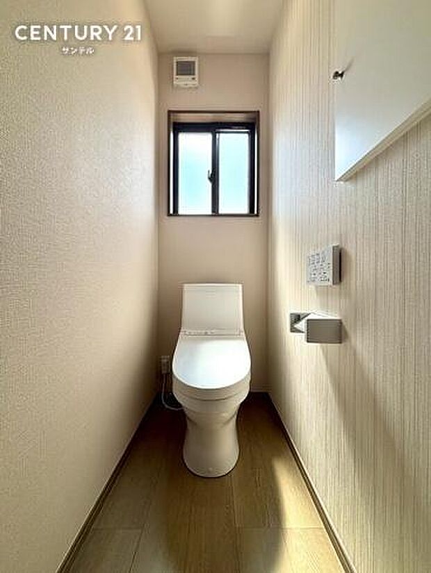 ウォシュレットが付いた広々として落ち着いた空間のお手洗いになります♪