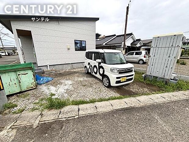 広めの駐車スペースで、車の出し入れがしやすく、来客時にも安心です。