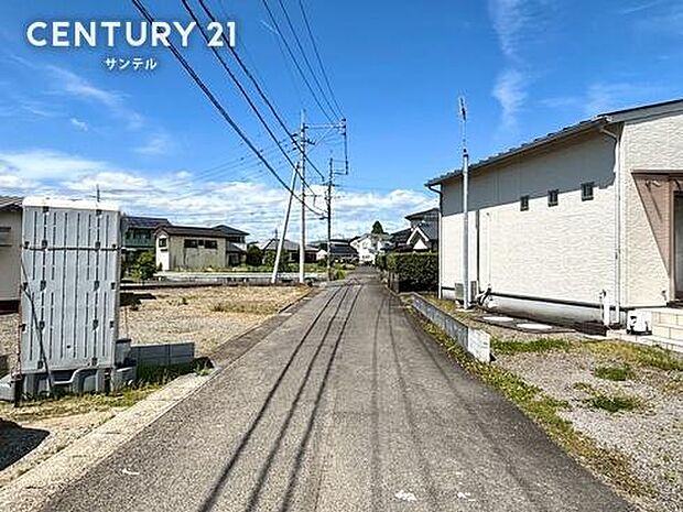 東側の前面道路の写真です♪