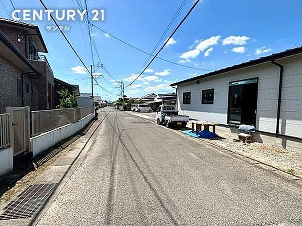 南側の前面道路から撮影した現地写真です♪