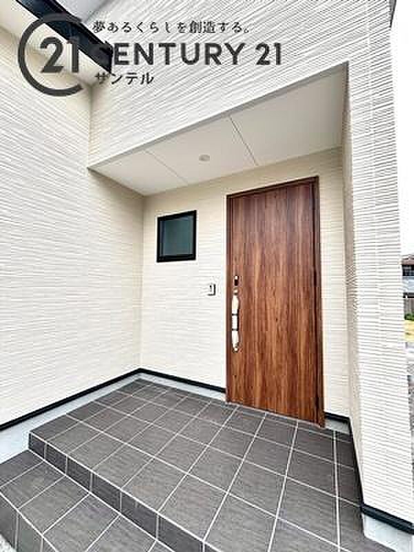 玄関は屋根があるので、ちょっとした雨の日でも焦ることなく鍵や傘の開け閉めができます♪