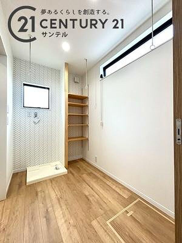 天井に室内物干し用の金物を標準装備。天候や花粉を気にせず、洗った洗濯物をその場にスマートに干せます。上部に配置された窓から光と風を採り込み、プライバシーを守りながらクリーンに乾かせる設計です。