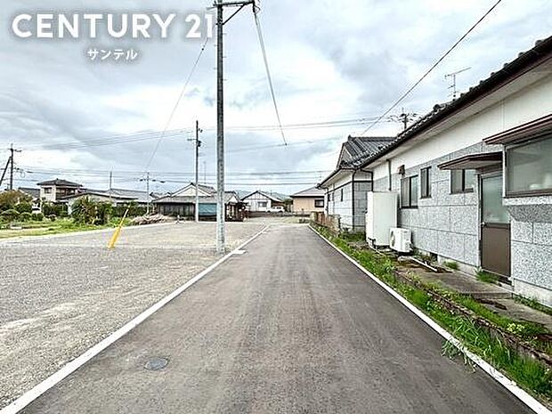 前面道路から撮影した現地写真です♪