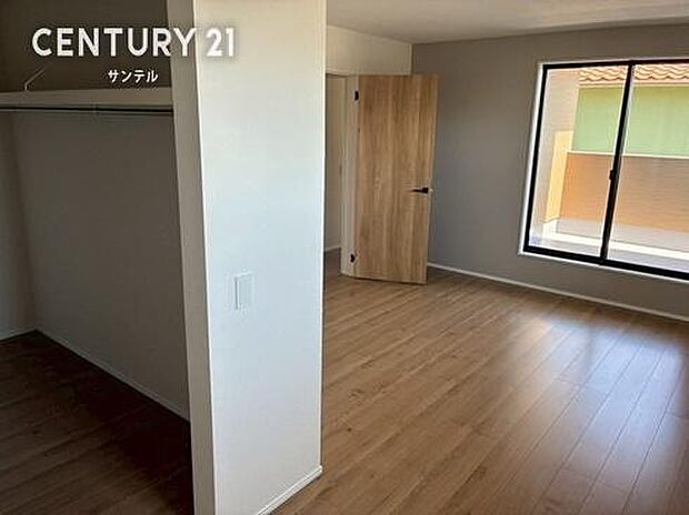 （同仕様写真）洋室※床色、建具の色が異なる場合がございます。便利な収納付き。限られた空間を有効活用でき、お部屋を広くすっきり使えます。