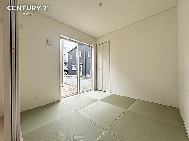 4.5帖の和室です。リビング横に和室があることで和と洋の雰囲気を味わえ素敵な空間を演出でき、お子様の遊び部屋や客間としても利用できます♪