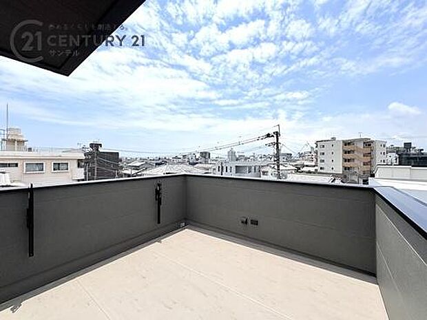 家族だけのプライベートな屋外空間としてマルチに大活躍。外からの目が届かない高めの壁に囲まれているため、週末のプチBBQやプール遊び、夜の天体観測など、大人も子どももワクワクする時間を満喫できます。