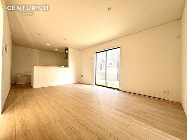 (同仕様モデル写真)リビング※モデル写真でございます。色や配置の相違がある場合がございます。お部屋全体が明るく、開放感があります。使い勝手の良いリビングイン階段です。