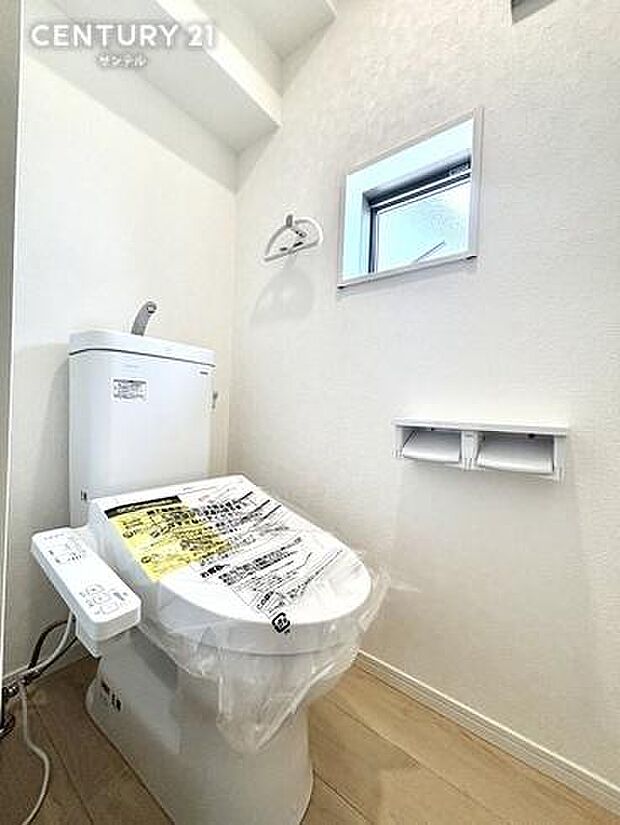 （同仕様写真）トイレ換気できる小窓がございます。温水洗浄機能付き。※内装の色合いや設備仕様が実際と異なる場合がございます。